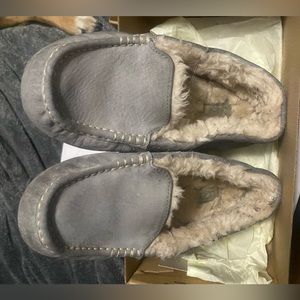 Women’s Size 9 UGG Slippers
